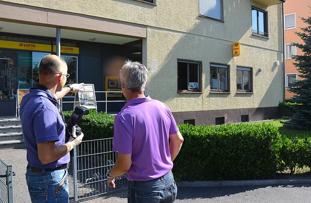 Die Spurensicherung der Polizeidirekti... neben dem Rabenplatz in Albersbsch.   | Foto: Ralf Burgmaier