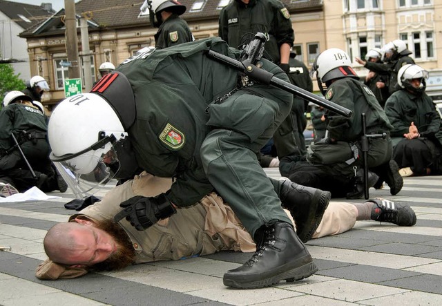 Die Salafisten (hier bei einer Festnah... Beobachtung der Sicherheitsbehrden.   | Foto: dpa