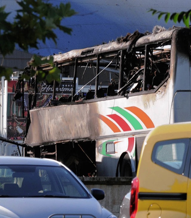 Zerfetzt von der Explosion: der Bus der israelischen Reisegruppe in Bulgarien.   | Foto: dpa