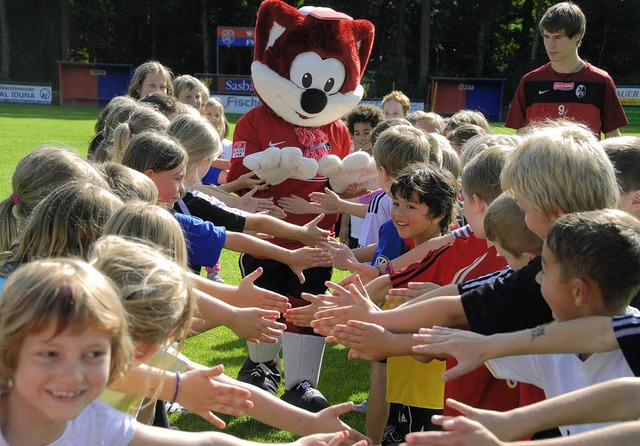 Das &#8222;SC-Fchsle&#8220; und viele...er der Rheinauen-Grundschule Sasbach.   | Foto: Roland Vitt