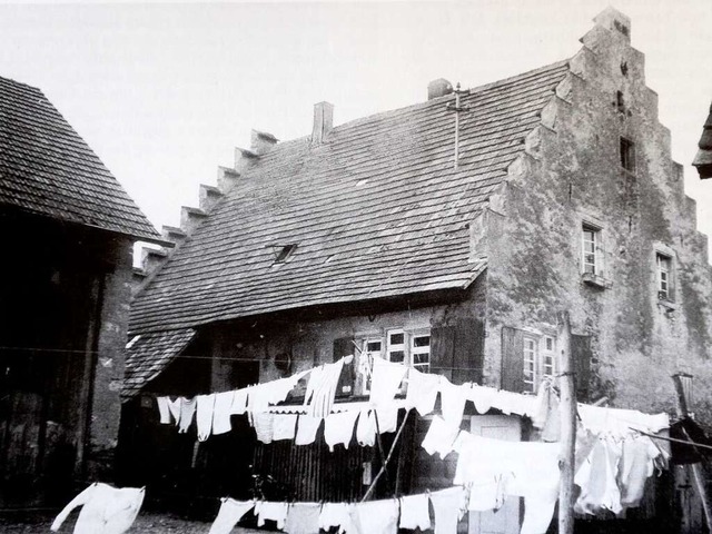 Das Staffelgiebelhaus an der Freiburge...trae auf einer historischen Aufnahme.  | Foto: Repro: Ingo Schneider