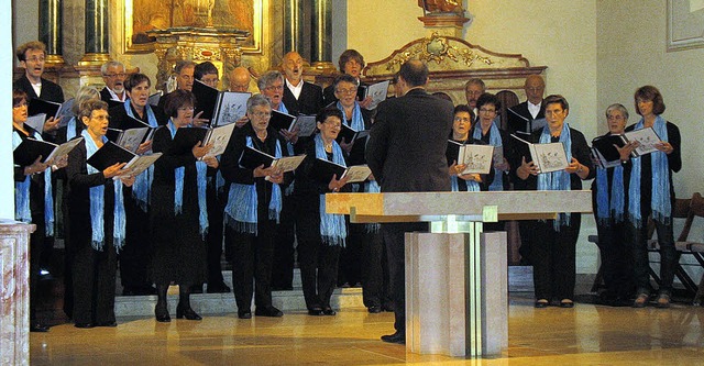 Unter der Leitung von Eduard Wagner sang der Chor der Nikolauskirche Waldau.   | Foto: Gaby Beha