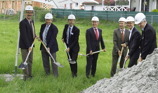 Beim Spatenstich (von links): Eberhard...Karl Langensteiner und  Fred Gresens.   | Foto: gemibau