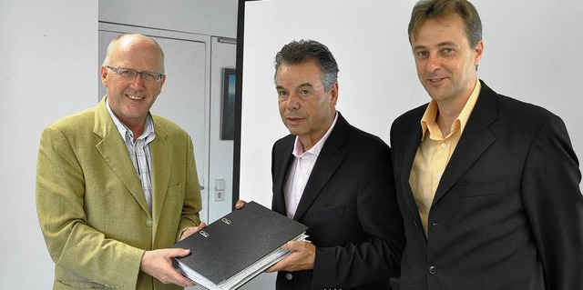 Brgermeister Rolf Karrer (links) ber... Rechts  Vorstandsmitglied Ulf Tonne.   | Foto: stadt rheinfelden