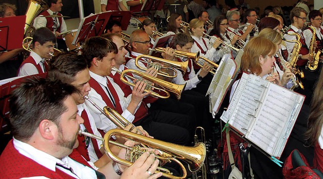 Auch die Blasmusikkapelle Homberg-Limp...cher mit ihren schwungvollen Melodien.  | Foto: herbert trogus