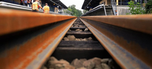 Geduld ist gefragt, wenn die Bahn von ...r Strecke Basel-Lauchringen erneuert.   | Foto: DPA