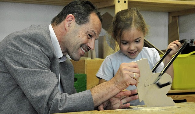 Ganz in seinem Element: Der SPD-Landta...it Kindern im Kindergarten Merdingen.   | Foto: Jacqueline Grundig