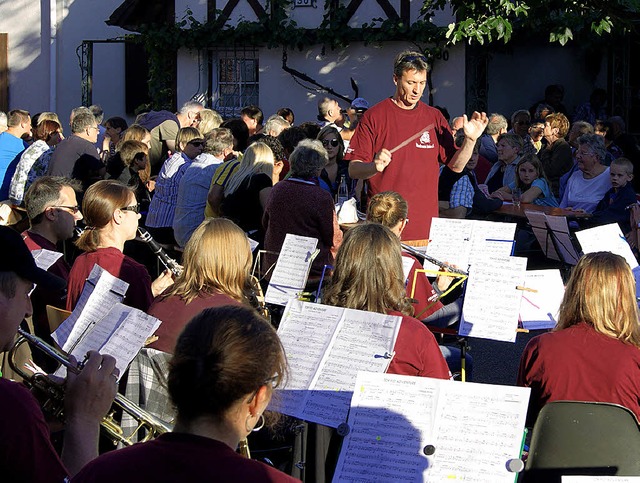 Einen lauschigen Sommerabend genossen ... Isteiner Musikvereins auf der Lingi.   | Foto: schopferer