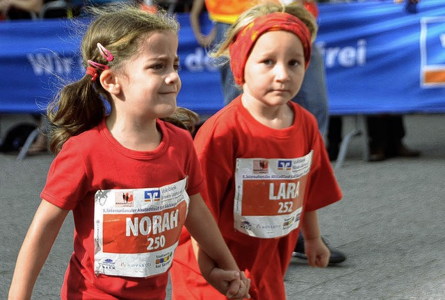 Gemeinsam geht&#8217;s besser: Zwei junge Starterinnen beim Altstadtlauf.   | Foto: Stefan Sahli