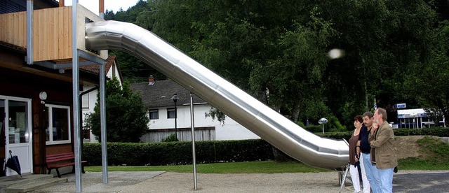 Die neue Rutsche im Kindergarten Atzen...ue Fenster gibt, ist noch nicht klar.   | Foto: Heiner Fabry