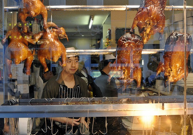 In Chinatown warten Roast Ducks im Schaufenster auf Esser.    | Foto: Scholz (Teamwork)/DPA