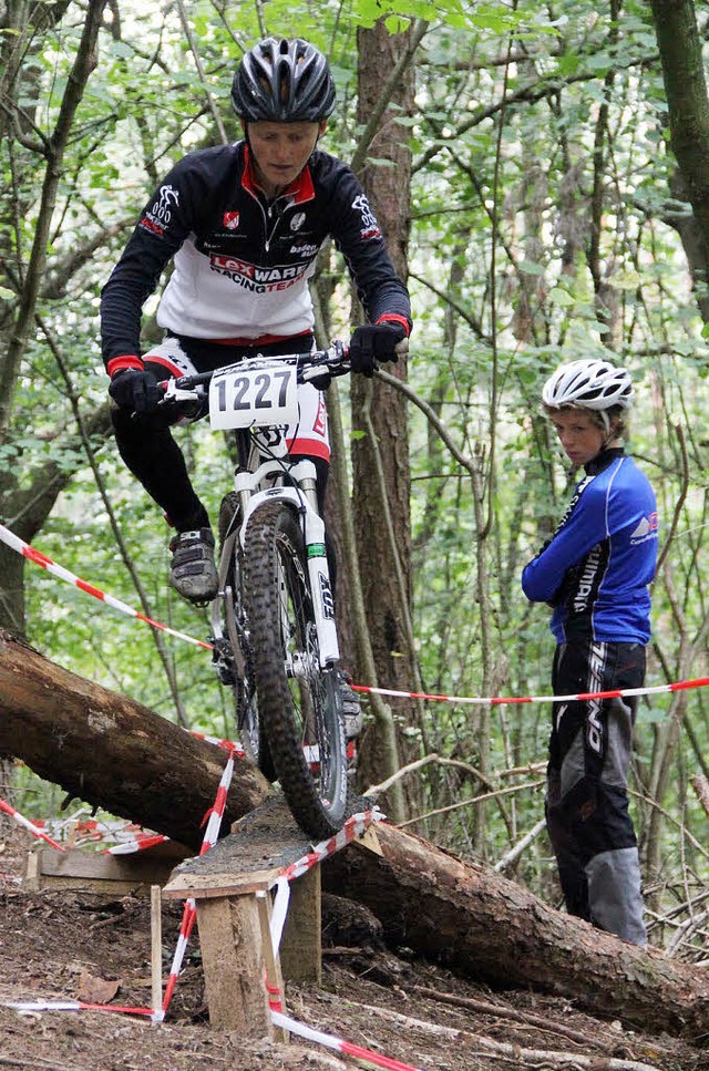 Der junge Mountainbiker Maximilian Saier  im Gelnde und nach der Fahrt (li.)   | Foto: michael gilg