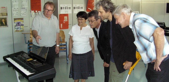 Harald Kniebhler und Bernd Meyer unte...schule mit der Spende eines Keyboards.  | Foto: Realschule