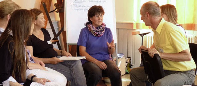 In Rollenspielen veranschaulicht Meinr...merinnen den Umgang mit Demenzkranken.  | Foto: Christel Hlter-Hassler