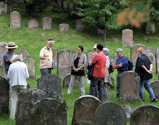 Jrgen Stude (links) bei der Fhrung ber den jdischen Friedhof in Schmieheim.   | Foto: Sandra Decoux-Kone