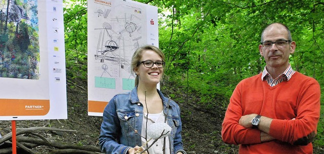 Tina Axmann mit ihrem Siegerentwurf und Architekt Felix van Bemmel am Bauplatz   | Foto: Gertrude Siefke