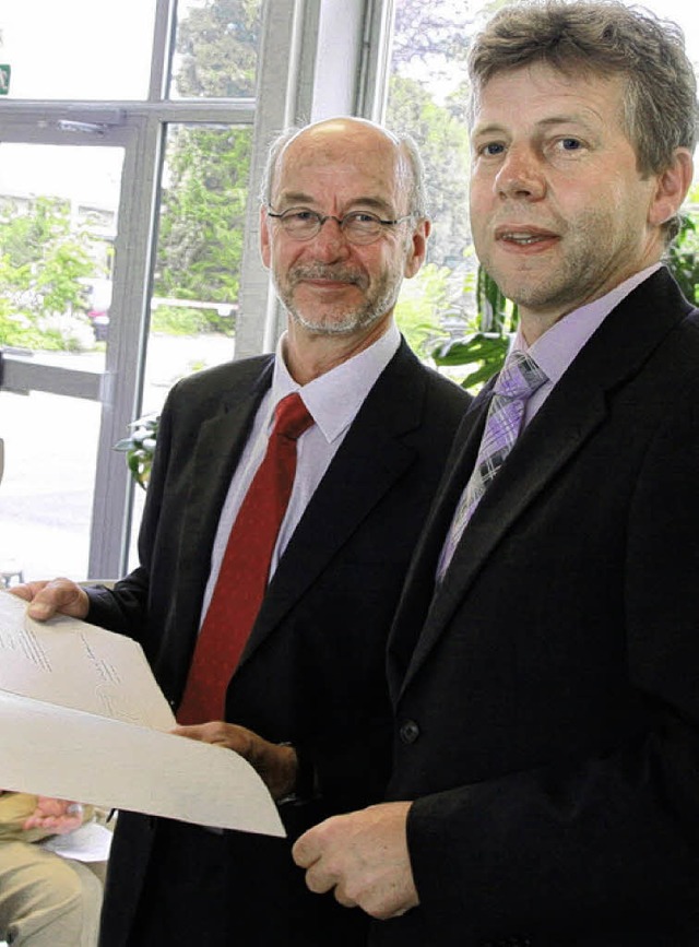 Werner Saier (links), Rektor der Gewer... wird von Thomas Hecht verabschiedet.   | Foto: Schuler