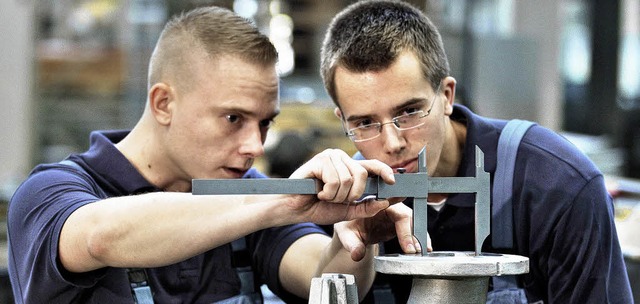 Mechaniker sind  gefragt &#8211; vor a...och Auszubildende, auch in Neuenburg.   | Foto: dpa