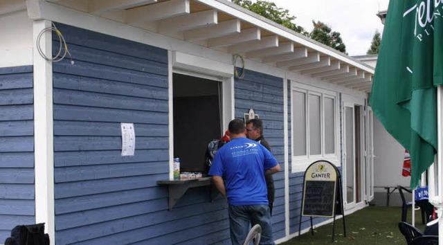 Ein Anbau an die Tribne dient den &#8...ngsraum und als Kiosk fr Mitglieder.   | Foto: Harald Albiker