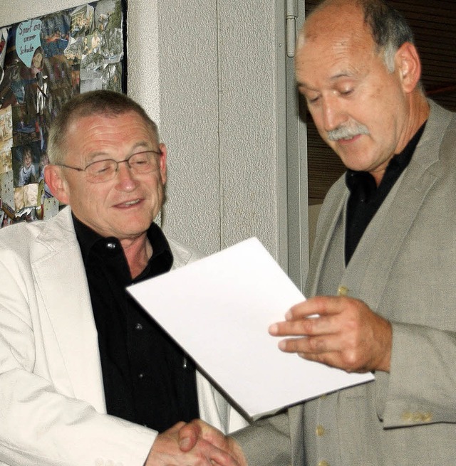 Rektor Paul Zimmermann (rechts) dankte...fr 40 Jahre Schuldienst in flingen.   | Foto: Hrvoje Miloslavic