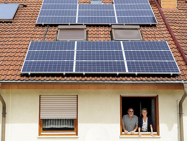 Hanspeter und Ute Btzler unter ihrer Rekord-Solaranlage.   | Foto: ingo Schneider