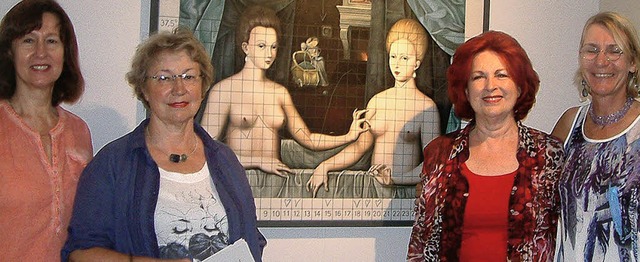 Die Kuratorinnen Gabriele Menzer (von ... der Ausstellung im Museum am Burghof   | Foto: Roswitha Frey