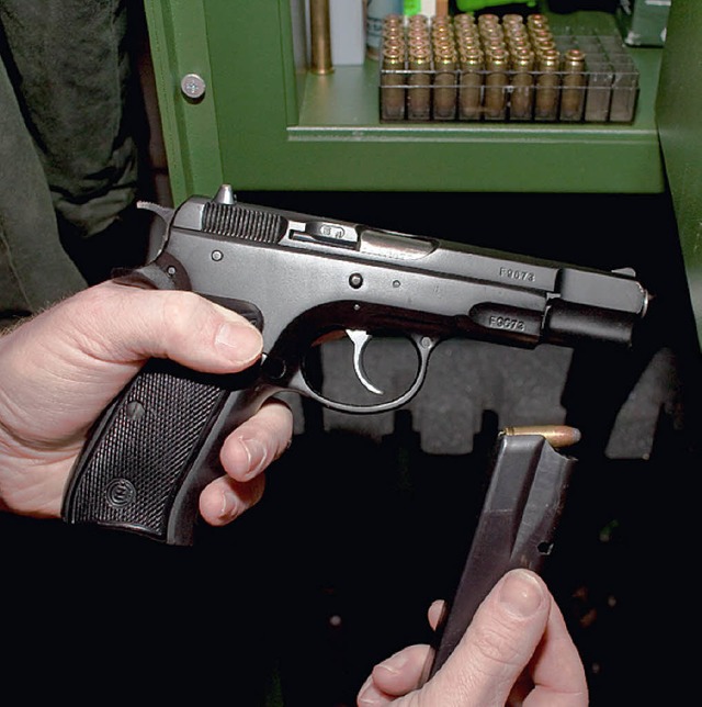 Nicht immer werden Pistole und Munition korrekt aufbewahrt.   | Foto: dpa