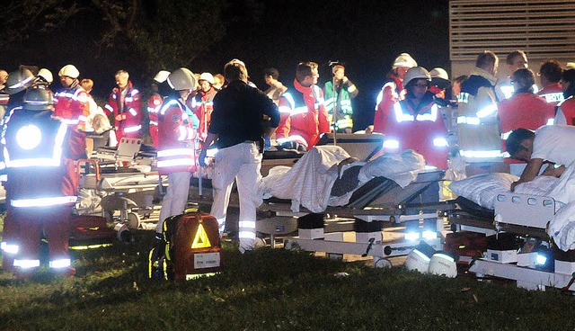 Rettungskrfte koordinieren nachts die Evakuierung der Klinik.   | Foto: wolfgang knstle