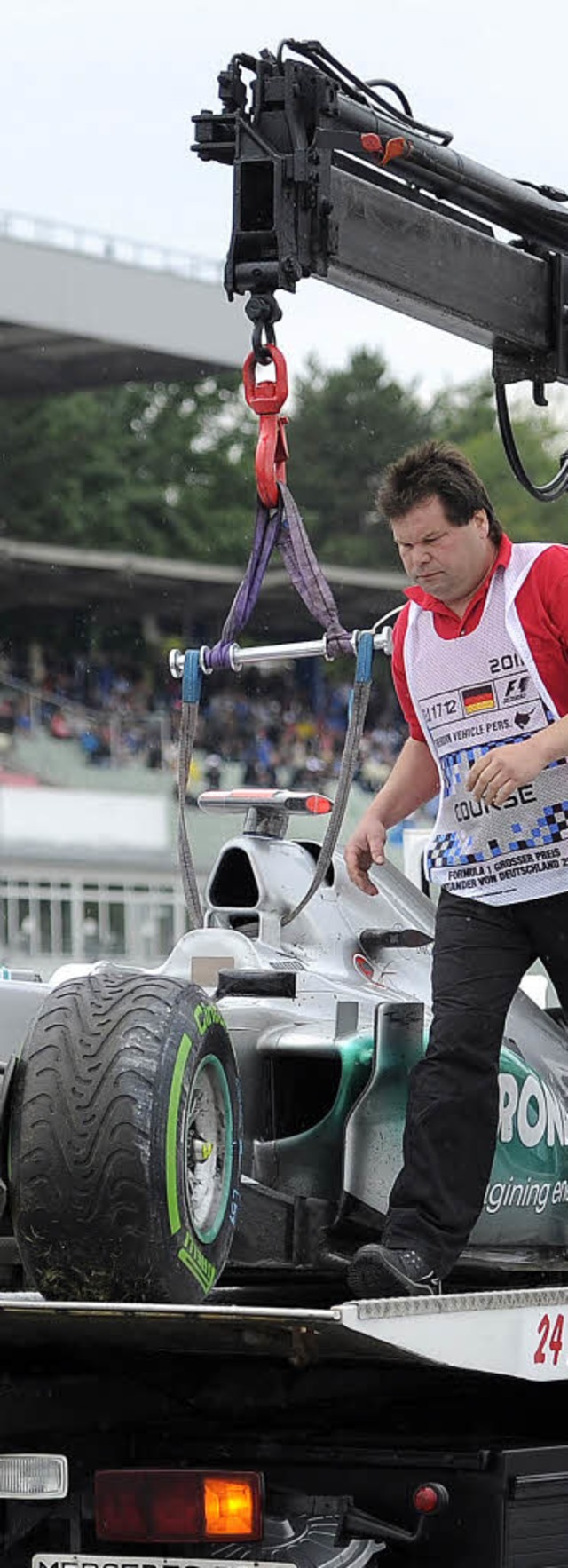 Bolide am Haken: Michael Schumachers Unfallwagen     wird abtransportiert.   | Foto: DAPD
