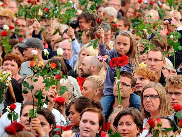 Vereint in der Trauer und der Sprachlo...ch dem Massaker beim Rosenmarsch mit.   | Foto: dpa/dapd
