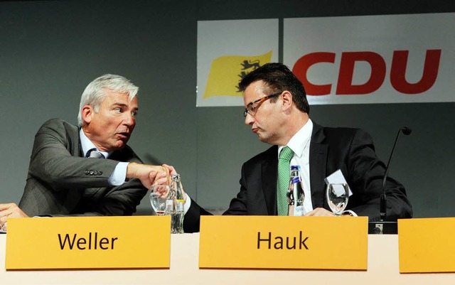 Thomas Strobl (links) gibt Peter Hauk nach dessen Rede die Hand.  | Foto: dpa
