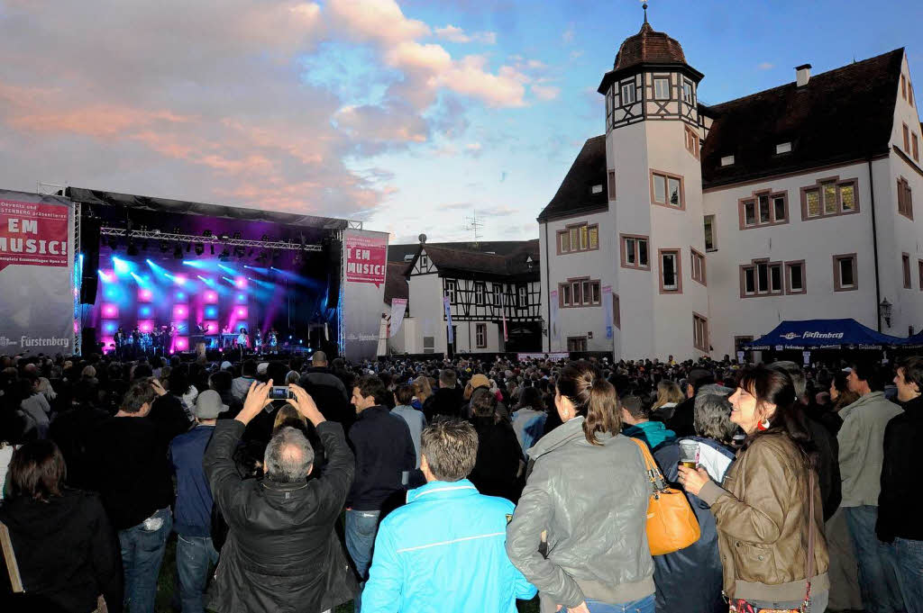 Links noch grau, rechts schon blau, rechtzeitig zum Konzert lichtete sich der Himmel ber dem Schlossplatz.