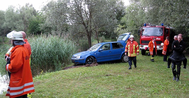 Die Feuerwehr hat den gestohlenen Golf aus dem See geholt.   | Foto: polizei