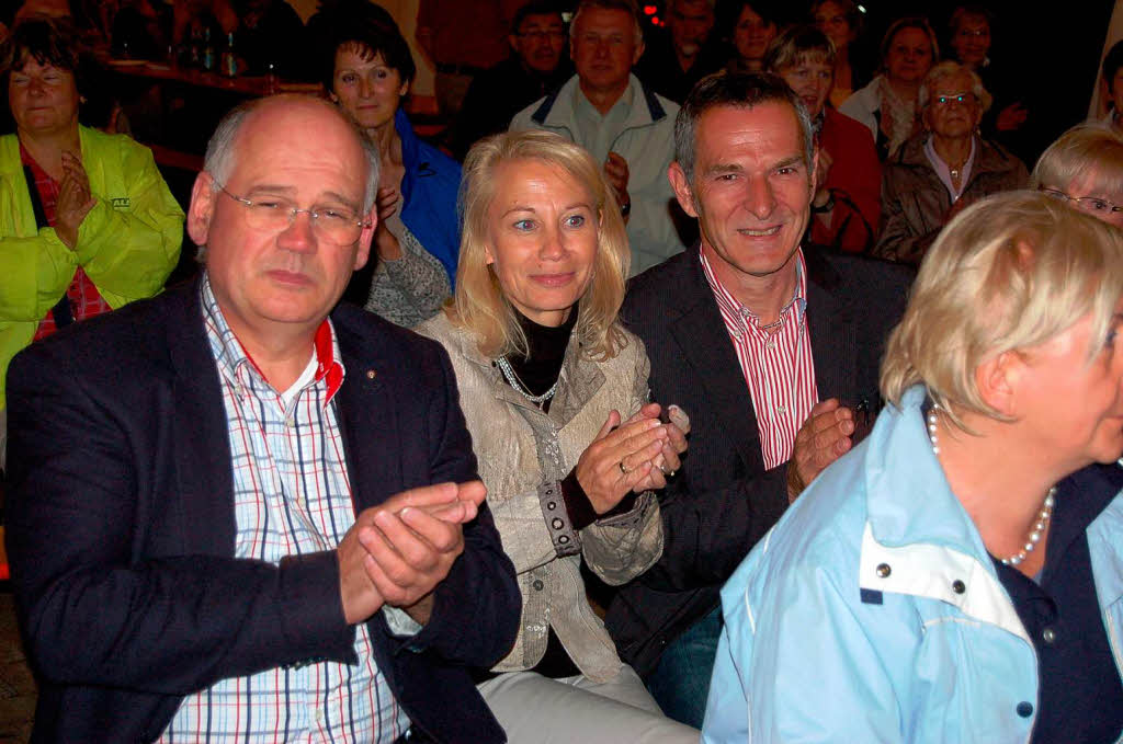 Brgermeister Goby mit Frau und Fabien Bonnet, Brgermeister von Andlau (links) feiern krftig mit.