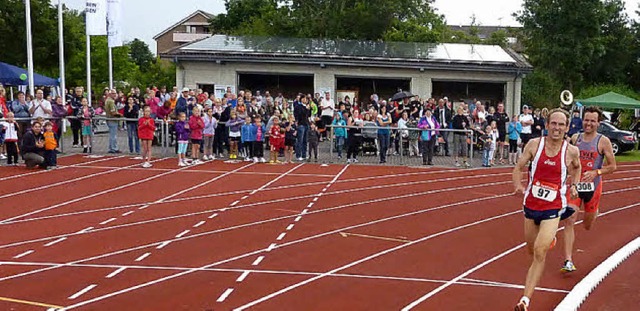 Volksfest und Spitzensport verband sic... und Mike Mller beim 5000-Meter Lauf.  | Foto: Karlernst Lauffer