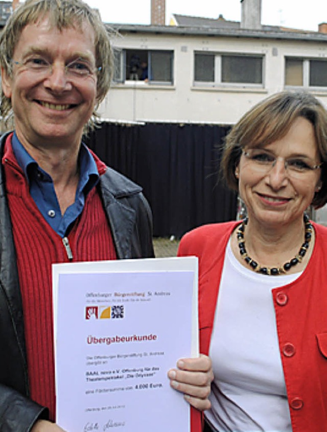 Edzard Schoppmann durfte von  Edith Sc...Urkunde der Stiftung  entgegennehmen.   | Foto: r. Ullmann