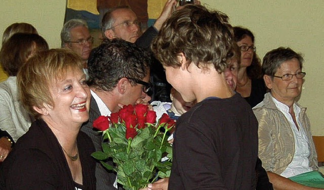 Abschied nach 41 Jahren Schuldienst &#...te und von jedem Kind eine rote Rose.   | Foto: Ulrike Jger