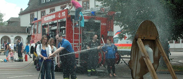 Auch die Feuerwehr sorgte beim Tag der... der Schillerschule fr Unterhaltung.   | Foto: Leony Stabla