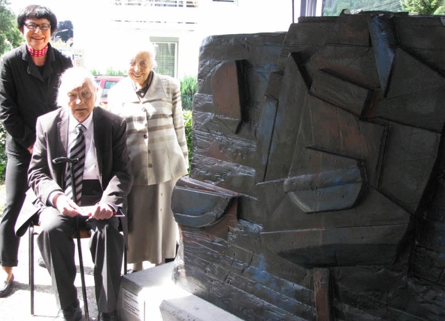 Ingrid Hartlieb enthllte in Anwesenhe...nd Paul Grb ihre Skulptur Psyche II.   | Foto: Michael Gottstein