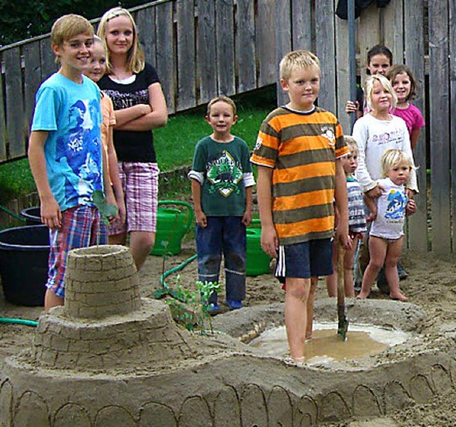 Sandburgen bauen &#8211; das konnten Kinder beim Holzener Ferienprogramm 2011.  | Foto: Archivfoto:privat