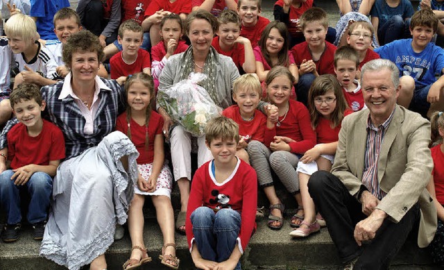 Im Kreise ihrer Grundschler wurde Kon...ellbergschule Brombach verabschiedet.   | Foto: Paul Schleer