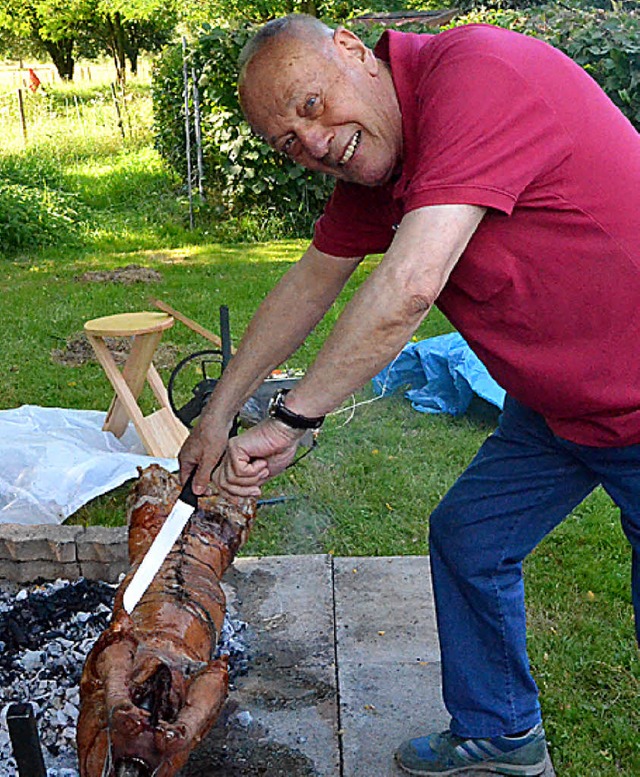 Zur Feier des Tages gab&#8217;s ein Spanferkel.   | Foto: Steineck