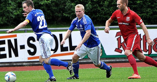 Neustadts Spielfhrer Peter Schubnell ...eil einen Freiburger Abwehrspieler ab.  | Foto: bernd seger