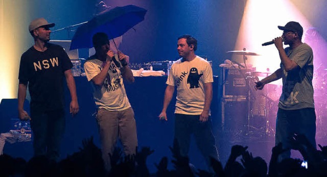 Mnchner mit Regenschirm: die vier Rapper von Blumentopf   | Foto: Janos Ruf