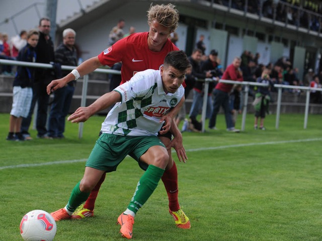 Stark verteidigt: Vegar Hegenstad im Zweikampf mit dem St. Galler Niklas  Kleber  | Foto: Meinrad Schn