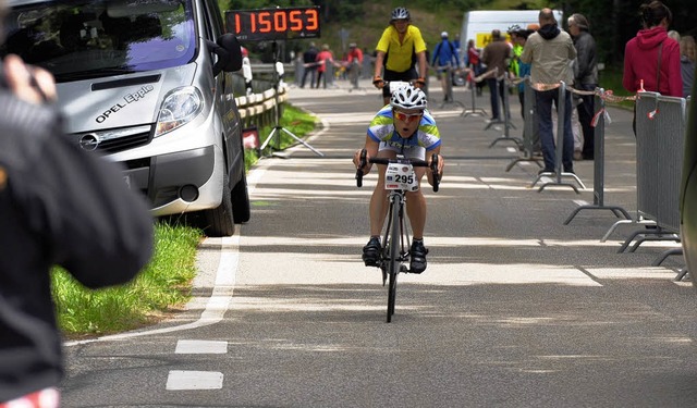 Finish: Auf den  letzten Metern bis zu...eben die Teilnehmer noch einmal alles.  | Foto: Benjamin Resetz