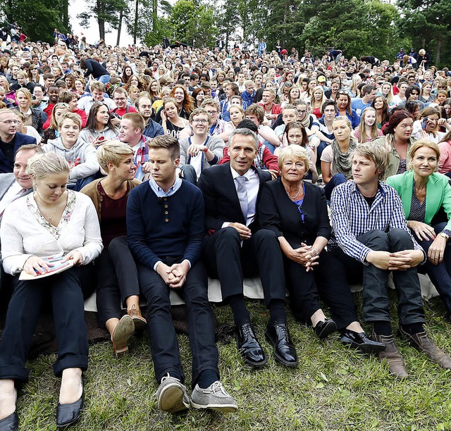 Ein Zeichen setzen: Ministerprsident ... Brundtland inmitten von Jugendlichen.  | Foto: AFP