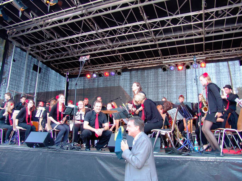 Zum Festausklang kam der Musikverein auf die Bhne, angesagt von Brgermeister Walter Laub.