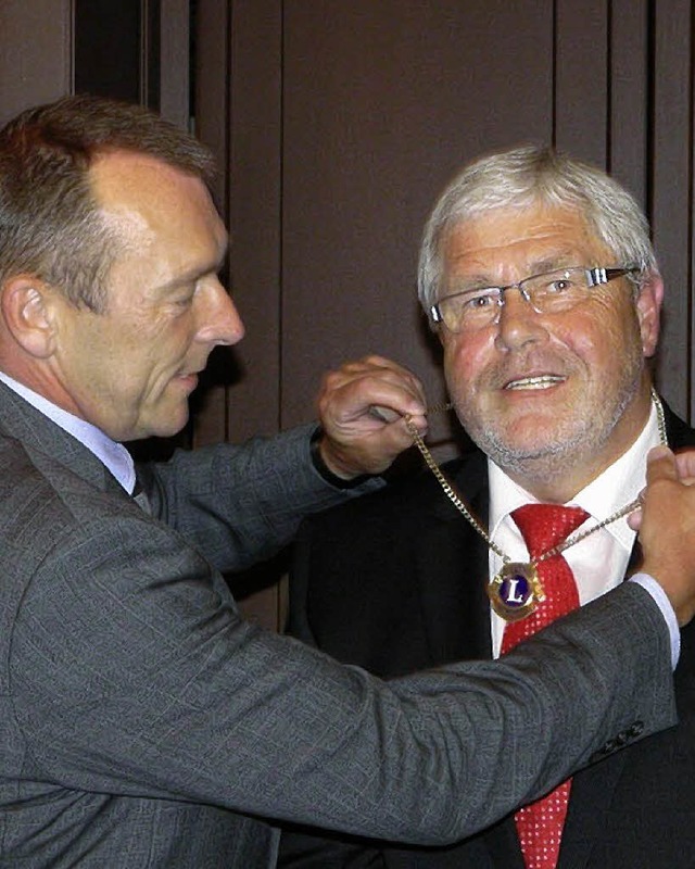 Horst Vllmecke bertrgt Franz Harich die Lions-Kette fr die Prsidentschaft.   | Foto: Privat