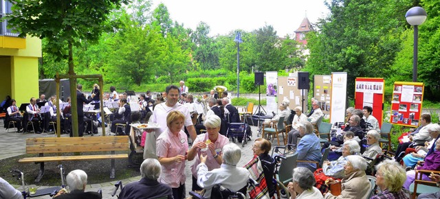 Die Stadtmusik unterhielt am Sonntag i...Bewohner der Metzger-Gutjahr-Stiftung.  | Foto: Dieter Erggelet